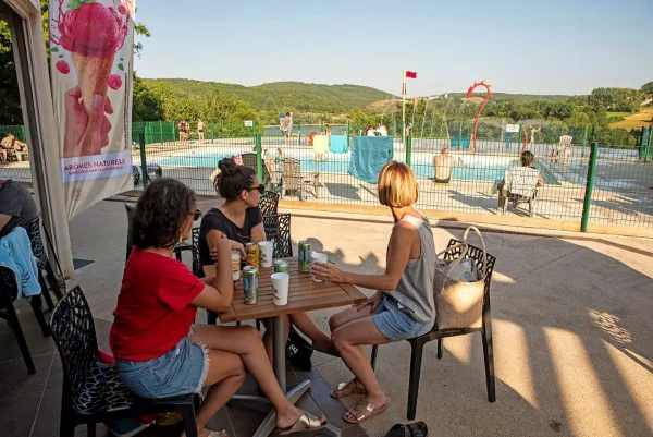 Terras van de snackbar op de bloemencamping bij Lac du Causse