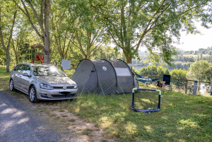 Tente familiale plantée sur les hauteurs du Lac du Causse avec un hamac,une table et des chaises