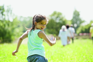jeune fille en train de courir dans un champ