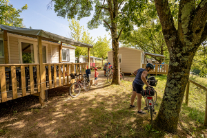 Terrasse en bois d'un mobil home grande capacite du Lac du Causse