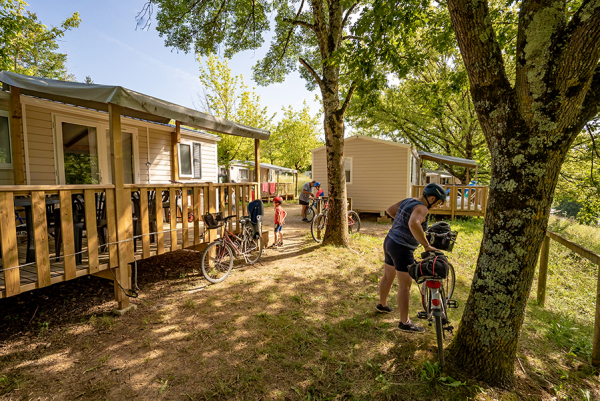 Wooden terrace of a large-capacity mobile home at Lac du Causse