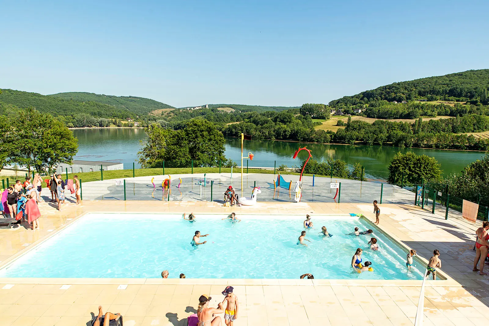 Vue de la terrasse du snack sur la piscine et le Lac du Causse