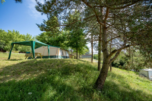 tente causse avec espace ombragé autour Camping du Lac du Causse