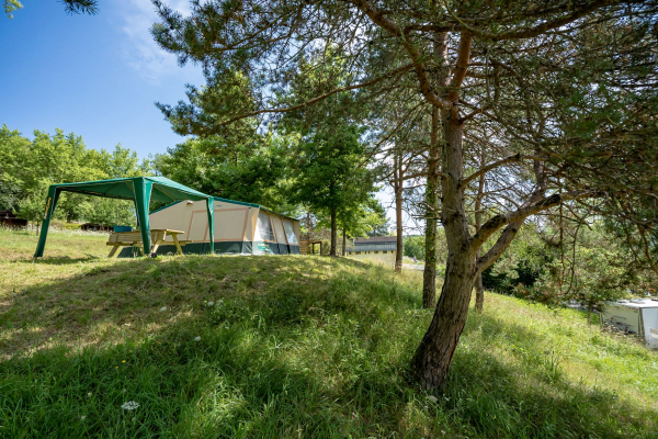 causse tent with shaded area around flower camping du Lac du Causse
