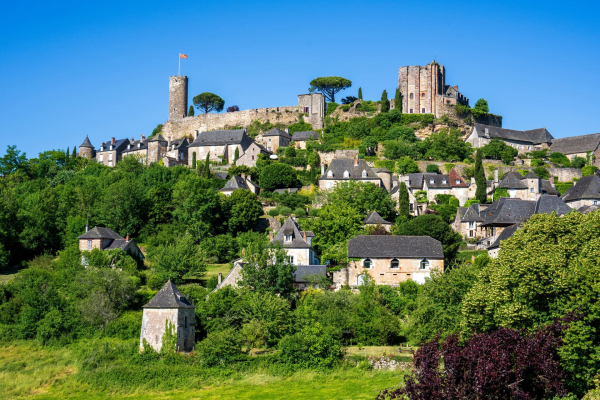 Turenne à proximité du flower camping du lac du causse
