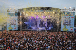 Scène du Brive Festival avec foule