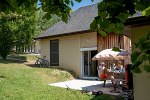 Couple en train de boire l'apéritif sur la terrasse d'un gite du lac du Causse