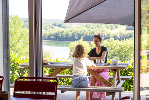 Gite 1 chambre 4 - 5 personnes au flower camping du lac du causse avec vue sur lac