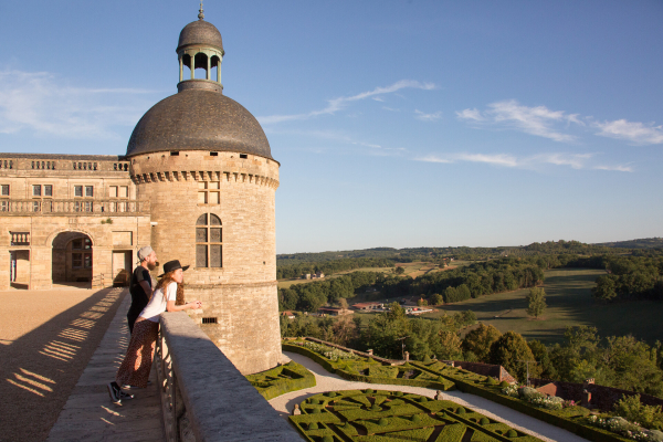 chateau de hautefort en dordogne proche lac du causse