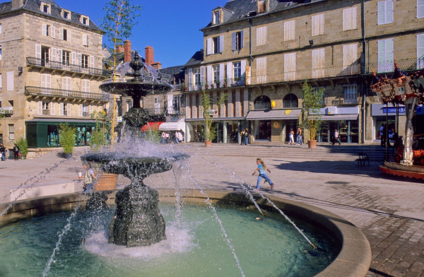 ©LUC OLIVIER Vue de la place du civoire, centre-ville de Brive avec la fontaine d'eau au premier plan et une vue sur la rue Toulzac